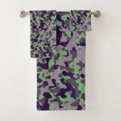 faded green and violet camo abstract bad handdoek (Insitu)