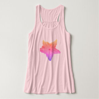 Faded regenboogkomkommer op een roze racerback tanktop