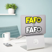 FAFO Fu*k rond en zoek auto Sticker (Laptop op bureau)