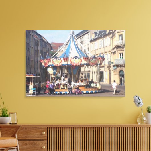 Fair Ground Roundabout in een oude Franse stad Canvas Afdruk (Insitu (Woonkamer))