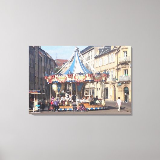 Fair Ground Roundabout in een oude Franse stad Canvas Afdruk (Voorkant)