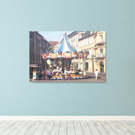 Fair Ground Roundabout in een oude Franse stad Canvas Afdruk (Insitu (Houten vloer))