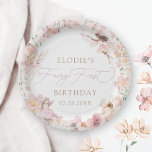 Fairy 1e roze bloemen meisjes verjaardag papieren bordje<br><div class="desc">Maak je eerste verjaardagsfeestje met een sprookjesthema compleet met onze betoverende papieren borden van "Fairy First". Deze borden zijn ontworpen om naadloos samen te gaan met onze Fairy First verjaardagsuitnodiging en zijn voorzien van delicate waterverf bloemen, grillige feeën en charmante paddenstoelen in zachte pasteltinten. De elegante, serieuze en cursieve typografie...</div>