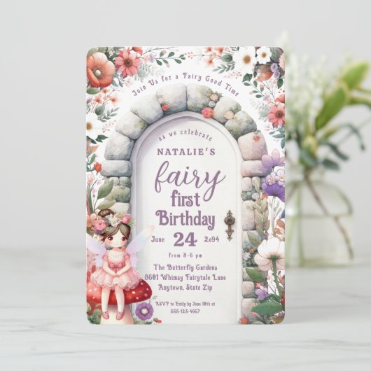 Fairy Door Bruin Haar Fairy Eerste Verjaardagsfees Kaart (Staand voorkant)