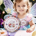 Fairy Eerste Verjaardag Fairycore Verjaardag Meisj Ronde Button 4,0 Cm<br><div class="desc">Vier de speciale dag van je kleintje met onze charmante Fairy First Birthday Button. Met de speelse zin "Let's flutter and play all day, It's my fairy first birthday!" toont deze knop het grillige bloemenpaddenstoelnummer "1st" in het centrum, omringd door delicate vlinders. De betoverende waterverf bloementextuur achtergrond en levendige paletkleuren...</div>