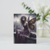 Fairy en haar zwarte kat kijken uit over de stad briefkaart (Staand voorkant)