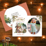 Fairy First Woodland Mushroom 1e Verjaardag Foto Bedankkaart<br><div class="desc">Een lieve kleine bosfee staat buiten haar paddenstoelenhuis tussen de paddenstoelen,  het bos en de bosdieren als groen koopt draperen sierlijk aan beide zijden van haar in dit "Fairy First" meisje's 1st Birthday Party composiet ontwerp van Holiday Hearts Design.</div>