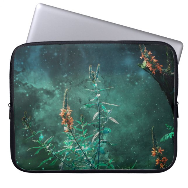 Fairy Flowers in de Jade Moonlight Laptop Sleeve (Voorkant)
