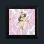 Fairy Flowers Meisjes Cadeaudoosje<br><div class="desc">Een magische fee tegen een bloemenachtergrond keramische tegel voor de kamer van een jong meisje. Een plek om haar sieraden en schatten op te slaan.</div>