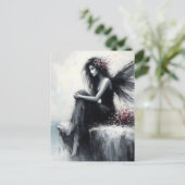 Fairy in een zwarte jurk zittend op een rand van d briefkaart (Staand voorkant)