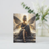 Fairy in een zwarte jurk zittend op een trap briefkaart (Staand voorkant)