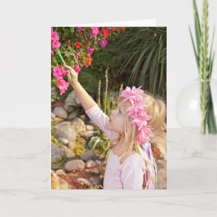 Fairy meisje schilderen een bloem kaart