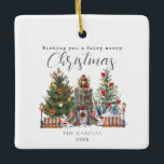 Fairy Merry Christmas Woodland Forest Keramisch Ornament<br><div class="desc">Illustratie van een boomstronk feeënhuis versierd voor Kerstmis met twee bomen,  kerstverlichting en lantaarn. Tekst zegt,  "Wishing you a fairy merry Christmas" Personaliseer met naam en jaar.</div>