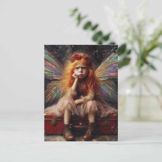 Fairy met een houding zit op  koffer briefkaart (Staand voorkant)