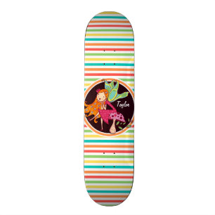 Fairy op heldere regenboogstrepen skateboard