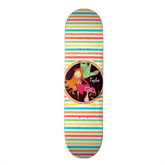Fairy op heldere regenboogstrepen skateboard