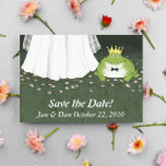 Fairy Tale Wedding Frog Prince Save the Date Funny Aankondigingskaart<br><div class="desc">Bride met kikkerprins humoriseert het date bruiloft briefkaart. Een grappig briefkaart voor trouwaankondigingen, gemakkelijk om voor en achter met je eigen tekst aan te passen. Een leuke huwelijksuitnodiging voor de bruid om te zijn die altijd heeft gedroomd van de perfecte sprookjesbruiloft voor haar prins. Bezoek Jenn's Doodle World voor nog...</div>