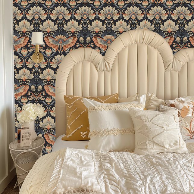 Fairycore Neutraal-gekleurd, Moth-geïnspireerd Behang (Fairycore Neutral-Colored, Moth-Inspired Wallpaper behind a cream colored headboard.)