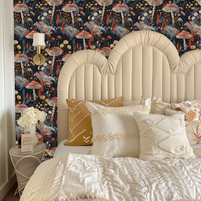 Fairycore rode paddenstoelen in een grijs bos behang (Fairycore Red Toadstools in a Gray Forest Wallpaper behind a cream headboard.)