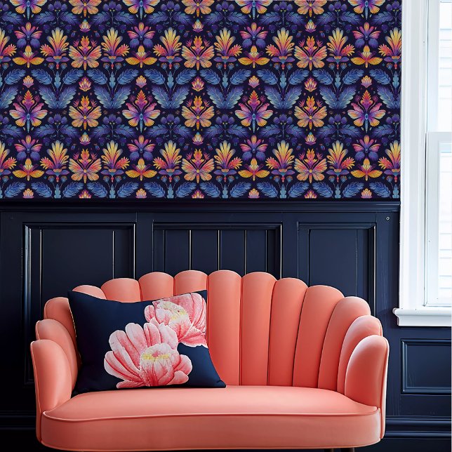 Fairycore Whimsical Blauw, Paarse, & Oranje Bloeme Behang (Fairycore Whimsical Blue, Purple, & Orange Floral Wallpaper above a coral scalloped sofa.)