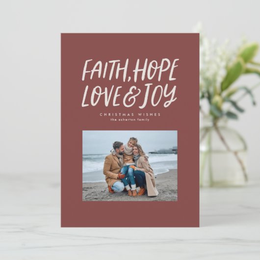 Faith hope love joy maroon kerstfoto feestdagenkaart (Staand voorkant)