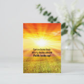 Faith kijkt op! briefkaart (Staand voorkant)