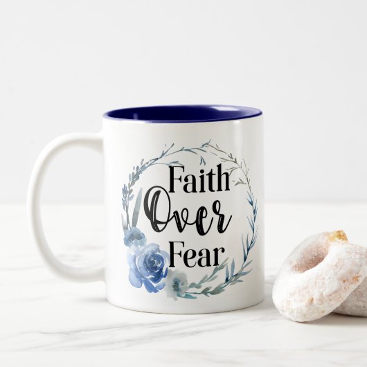 Faith Over Fear Blue Floral Tweekleurige Koffiemok (Met donut)