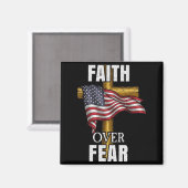 Faith Over Fear Christian Cross American Flag Tee  Magneet (Voorkant / Achterkant)