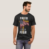 Faith Over Fear Christian Cross American Flag Tee T-shirt (Voorkant volledig)