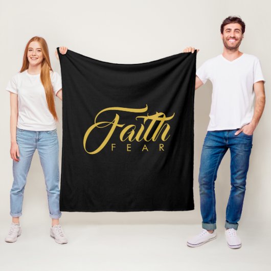 Faith Over Fear Gold en Black Fleece Deken (In situ)