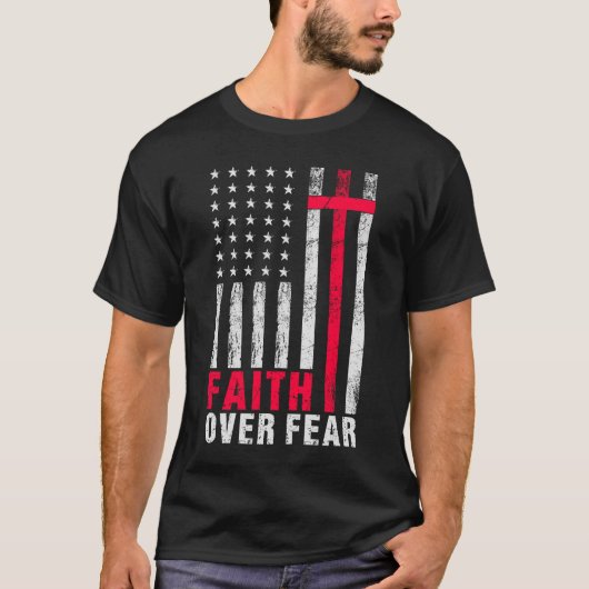 Faith Over Fear Vlag Typografie T-shirt (Voorkant)