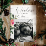 Faith Wonders of His Love Bloemen Kerstfoto Feestdagenkaart<br><div class="desc">Vier de ware zin van het seizoen met deze sierlijke kerstkaart "Wonderen van Zijn Liefde", prachtig versierd met delicate waterverf bloemen en ruimte voor uw favoriete foto. Deze moderne Christelijke vakantiepas is ideaal om de blijdschap van geloof, liefde en familie te delen met iedereen op je lijst. Personaliseer eenvoudig met...</div>