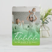 Falalala Fun Script Green Kerstmis Modern Foto Feestdagenkaart (Staand voorkant)