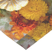 Fall centerpiece of pumpkins and chrysanthemums lange tafelloper (Hoek)