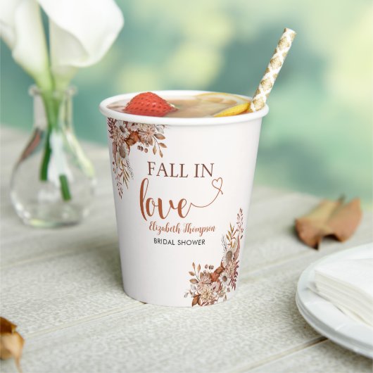 Fall in Love Cute Fall Bridal Shower Papieren Bekers (Insitu)