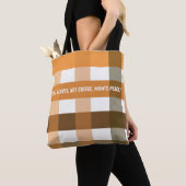 Fall laat de vredesquote van Hot Coffee Mom achter Tote Bag (Dichtbij)