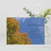 Fall Leaves en Blue Sky Marriage Announance Aankondiging (Staand voorkant)