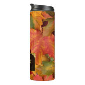 Fall Leaves Gold en Black Label Custom Monogram Thermosbeker (Geroteerd rechts)