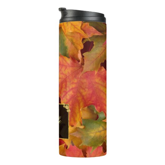 Fall Leaves Gold en Black Label Custom Monogram Thermosbeker (Geroteerd rechts)
