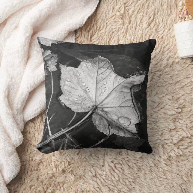 Fall Leaves in een vijver zwart-wit katoen Kussen (Deken)