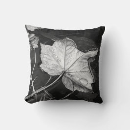 Fall Leaves in een vijver zwart-wit katoen Kussen
