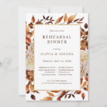 Fall Wedding Rehearsal Dinner Kaart<br><div class="desc">Dall Wedding Rehearsal Dinner Invitation. Deze elegante huwelijksrepetitie-uitnodiging bevat handbeschilderde waterverf verbrande oranje- en terracotta-bladeren,  crème en beige dahlias,  en prachtige roestkleurige rozen op een witte achtergrond. De achterkant bevat een passende bloem en bladbouquet. Vind passende punten in het Witte Autumn Collectie van de Romance.</div>