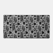 Fallen Leaves Big Pattern Black op grijs Bureaumat (Voorkant)