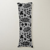 Fallen Leaves Big Pattern Black op grijs Lichaamskussen (Voorkant Verticaal)