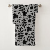 Fallen Leaves LG Pattern Zwart op Grijs Bad Handdoek (Insitu)
