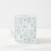Fallen Leaves Pattern LT Blauwgroen op wit Matglas Koffiemok (Voorkant links)