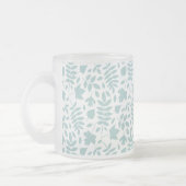 Fallen Leaves Pattern LT Blauwgroen op wit Matglas Koffiemok (Links)