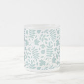 Fallen Leaves Pattern LT Blauwgroen op wit Matglas Koffiemok (Center)