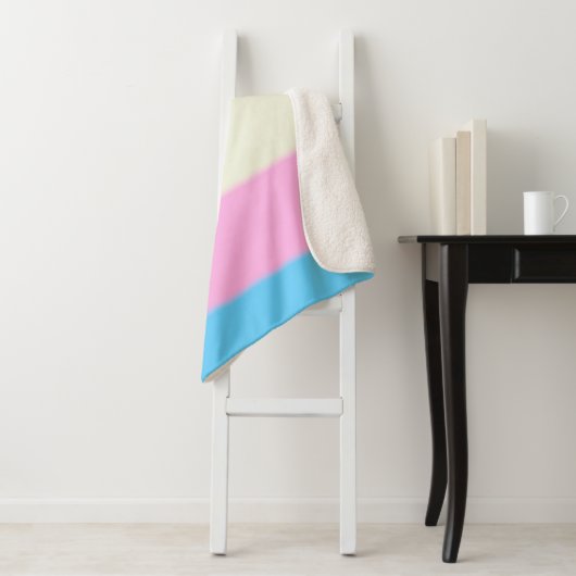 Fallen Trans Pride Flag Sherpa Deken (In situ)