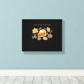 Falling for Pie – Gezellig Herfst Pompoen Pie Desi Canvas Afdruk (Insitu (Houten vloer))